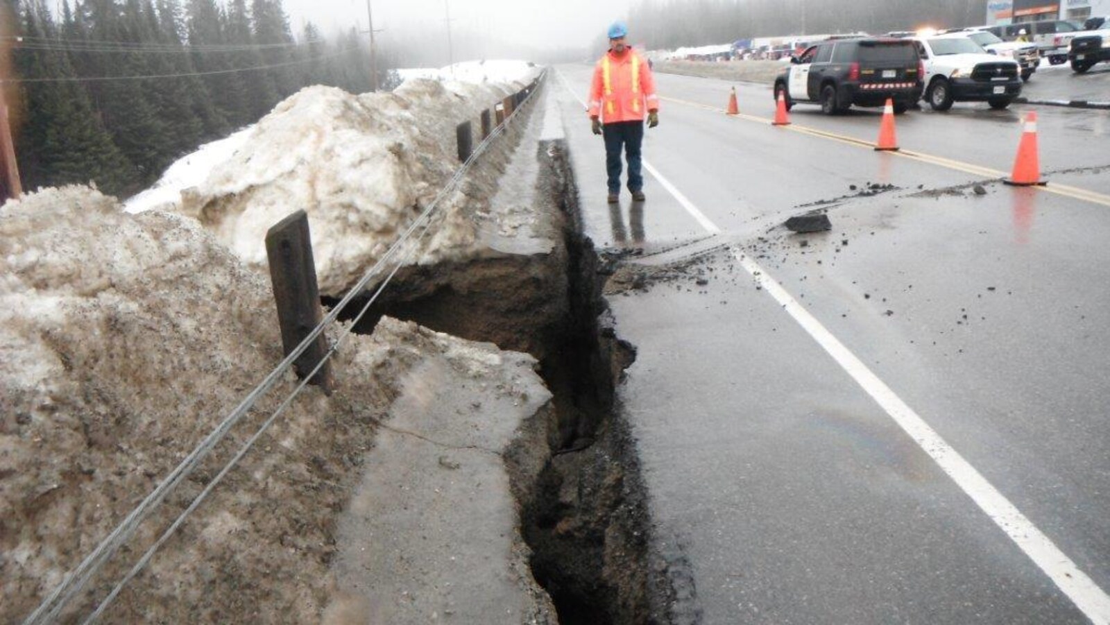 Une fissure de la route 17 au nord de Wawa.