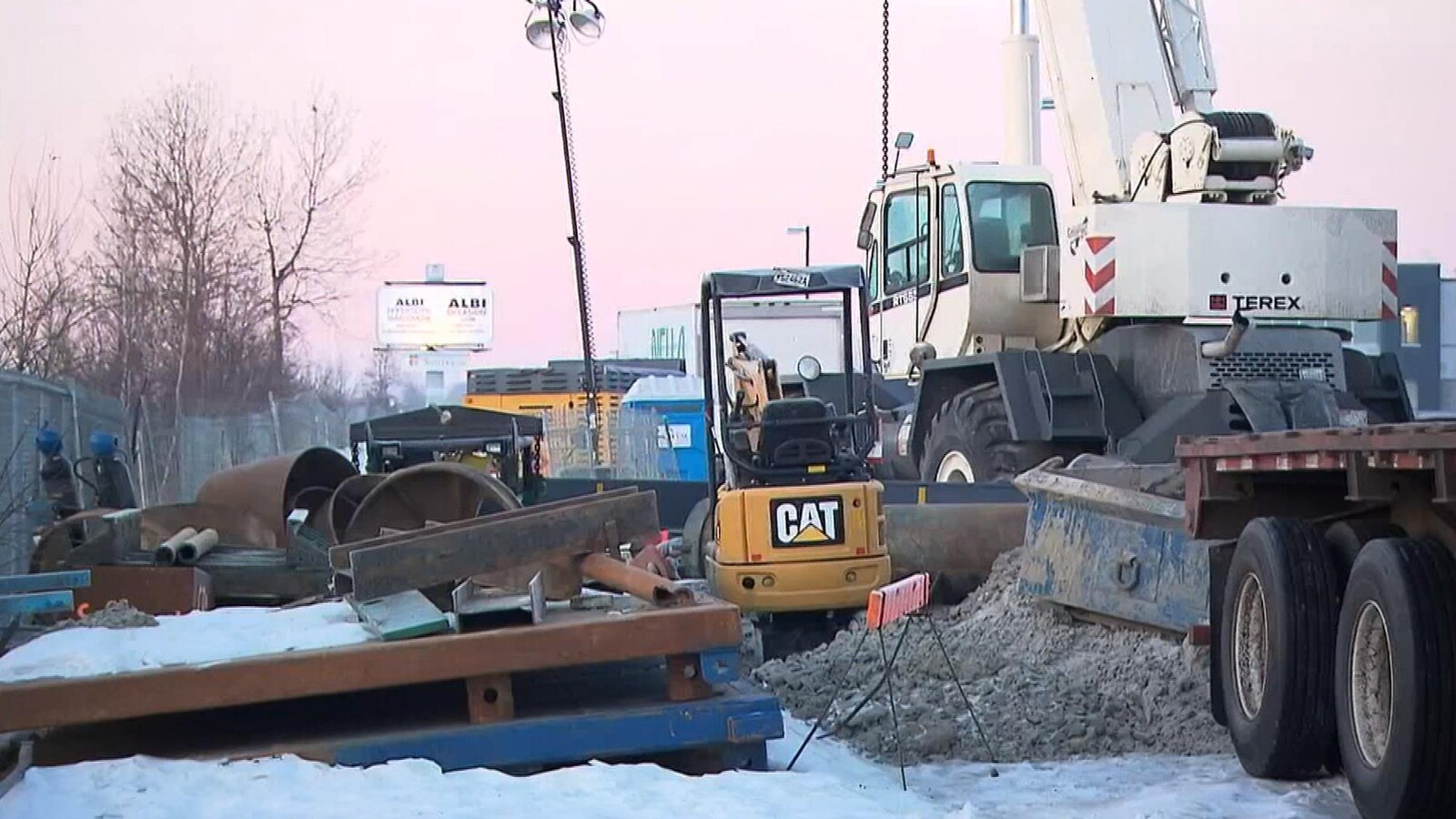 Des pièces de machinerie en bordure de la route.