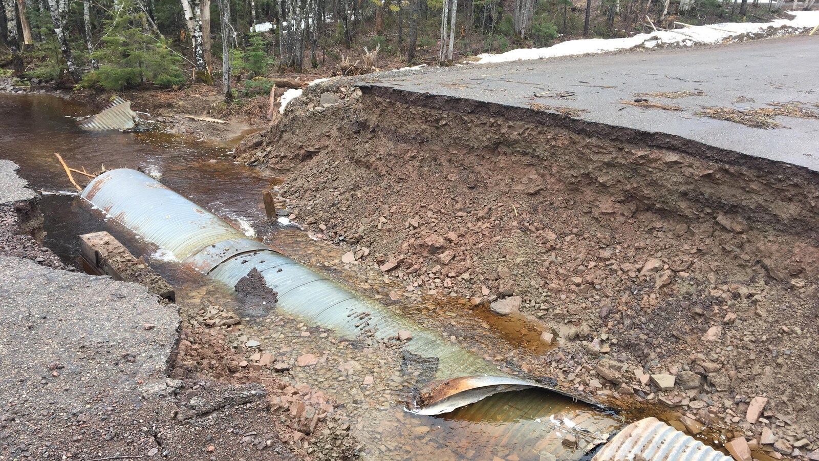 Route affaissée et tuyau endommagé le 25 avril 2019 sur le chemin Saint-Maurice.