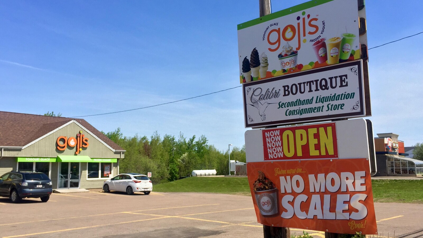 L'affichage commercial bilingue laisse encore à désirer dans certaines municipalités francophones du Nouveau-Brunswick, comme devant ce commerce du centre-ville de Shédiac.