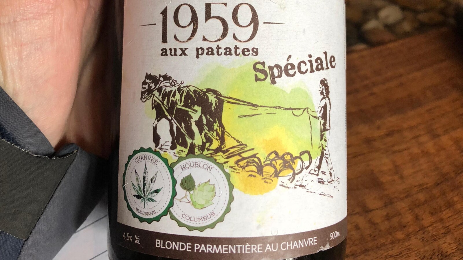 La microbrasserie Le Caveau des Trois-Pistoles retire des tablettes une de ses bières, sur laquelle figure une feuille de chanvre.