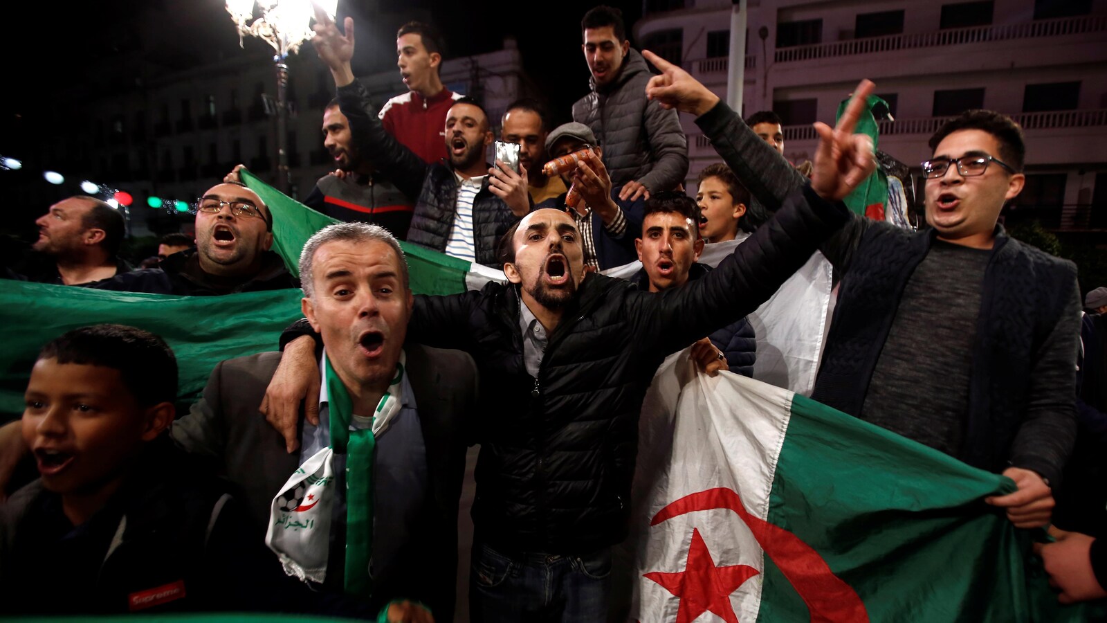 Des gens célèbrent le départ du président algérien Abdelaziz Bouteflika.