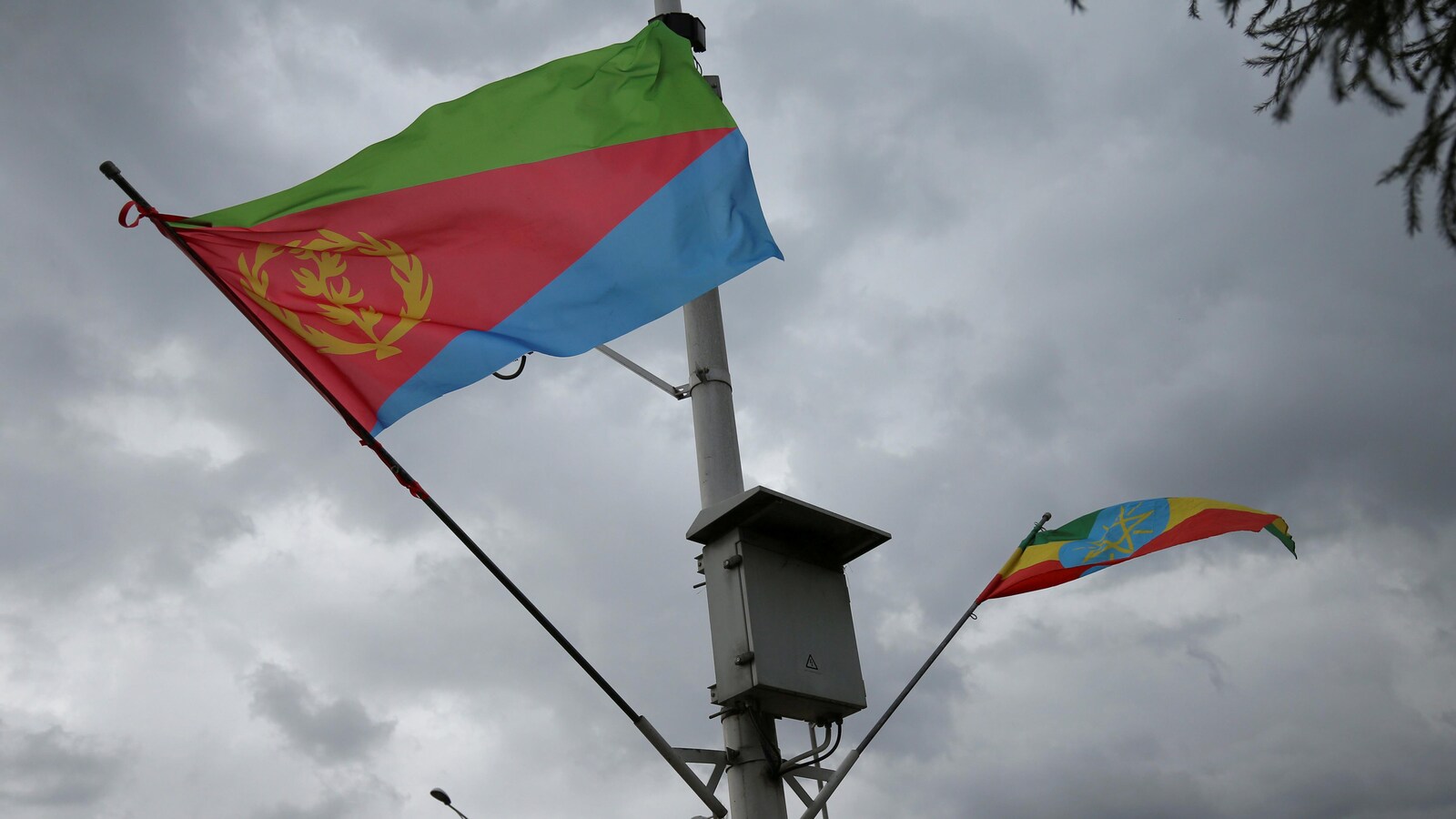 Les drapeaux de l'Éthiopie et de l'Érythrée flottant au vent.