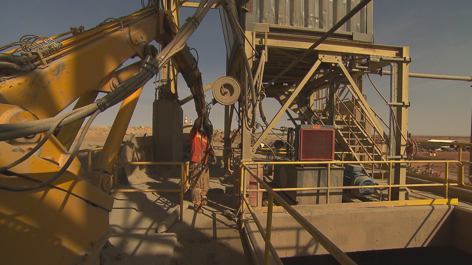 Un ouvrier au travail sur une foreuse en Afrique