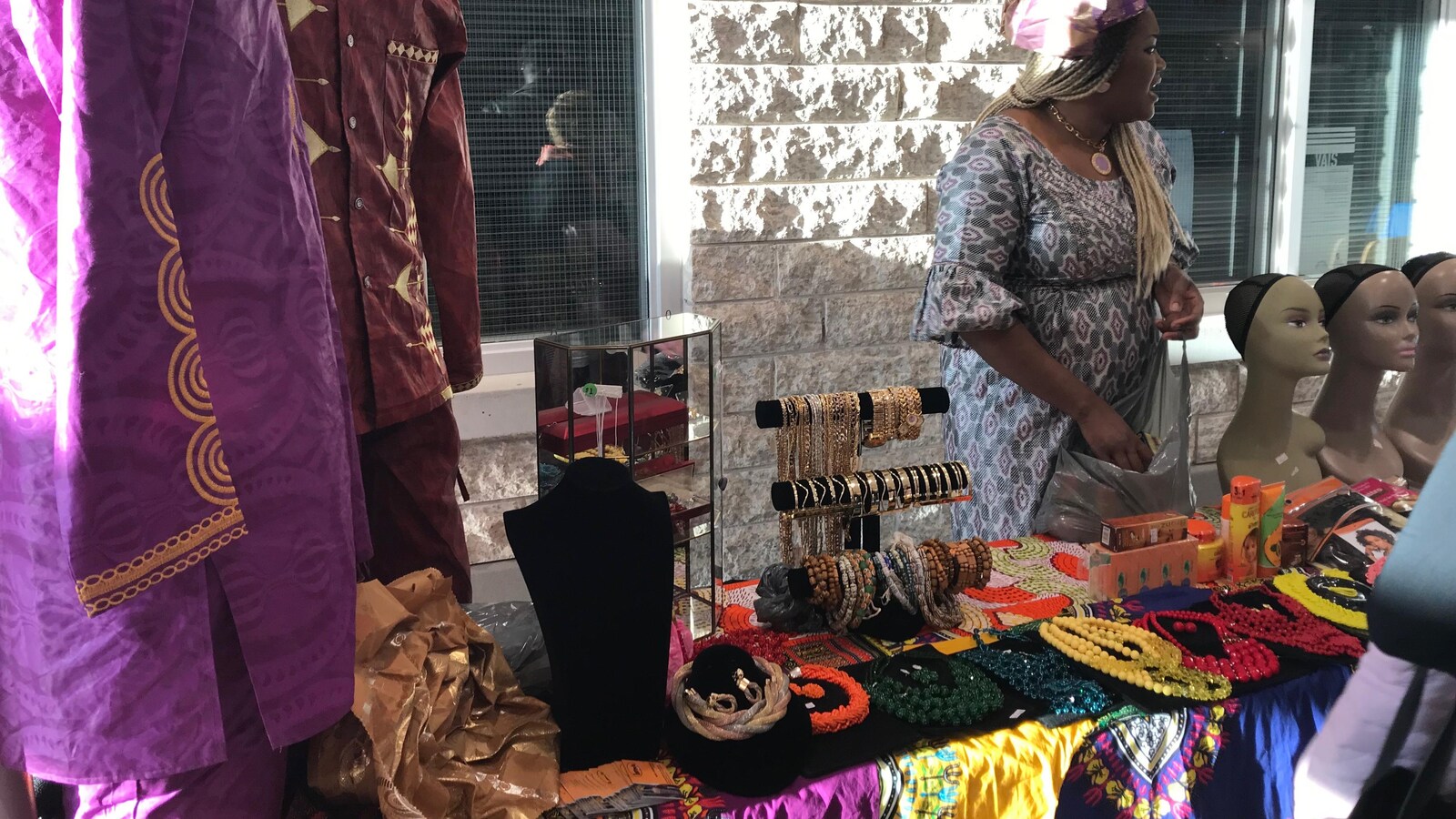 Un kiosque présenant des vêtements et des bijours d'un pays africain.