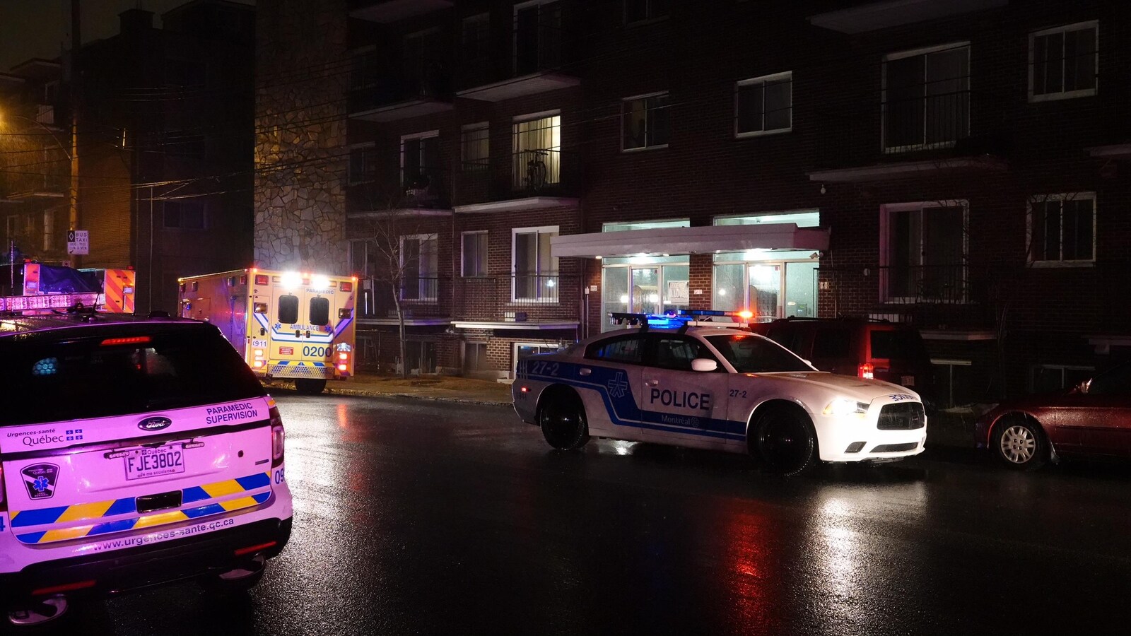 Des voitures de police dans la rue.