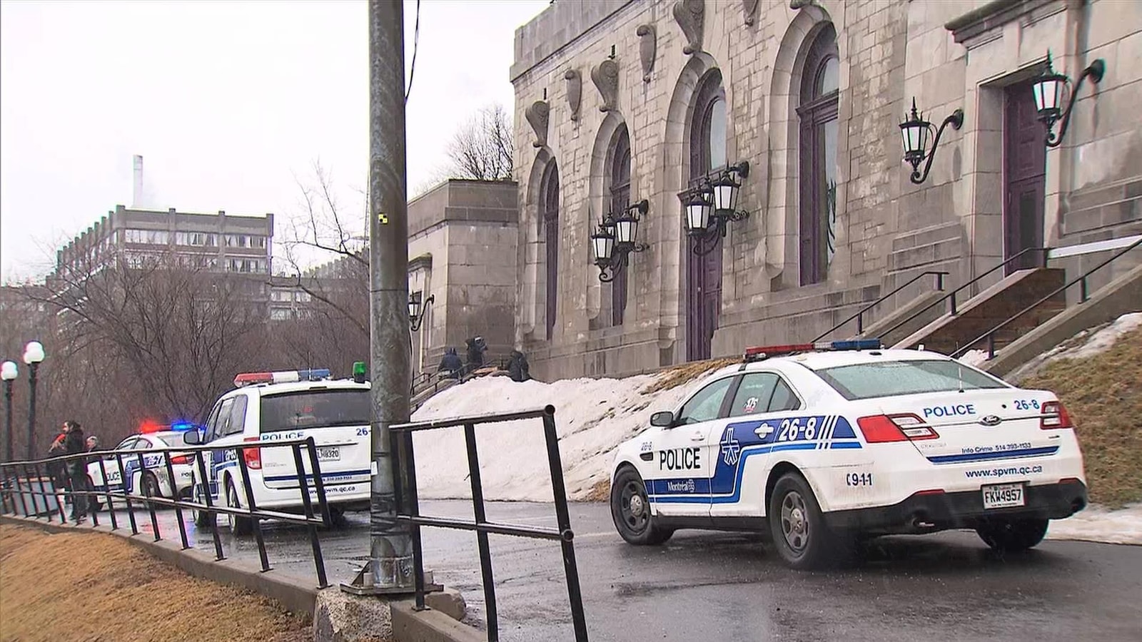 Des voitures de police devant l'oratoire.