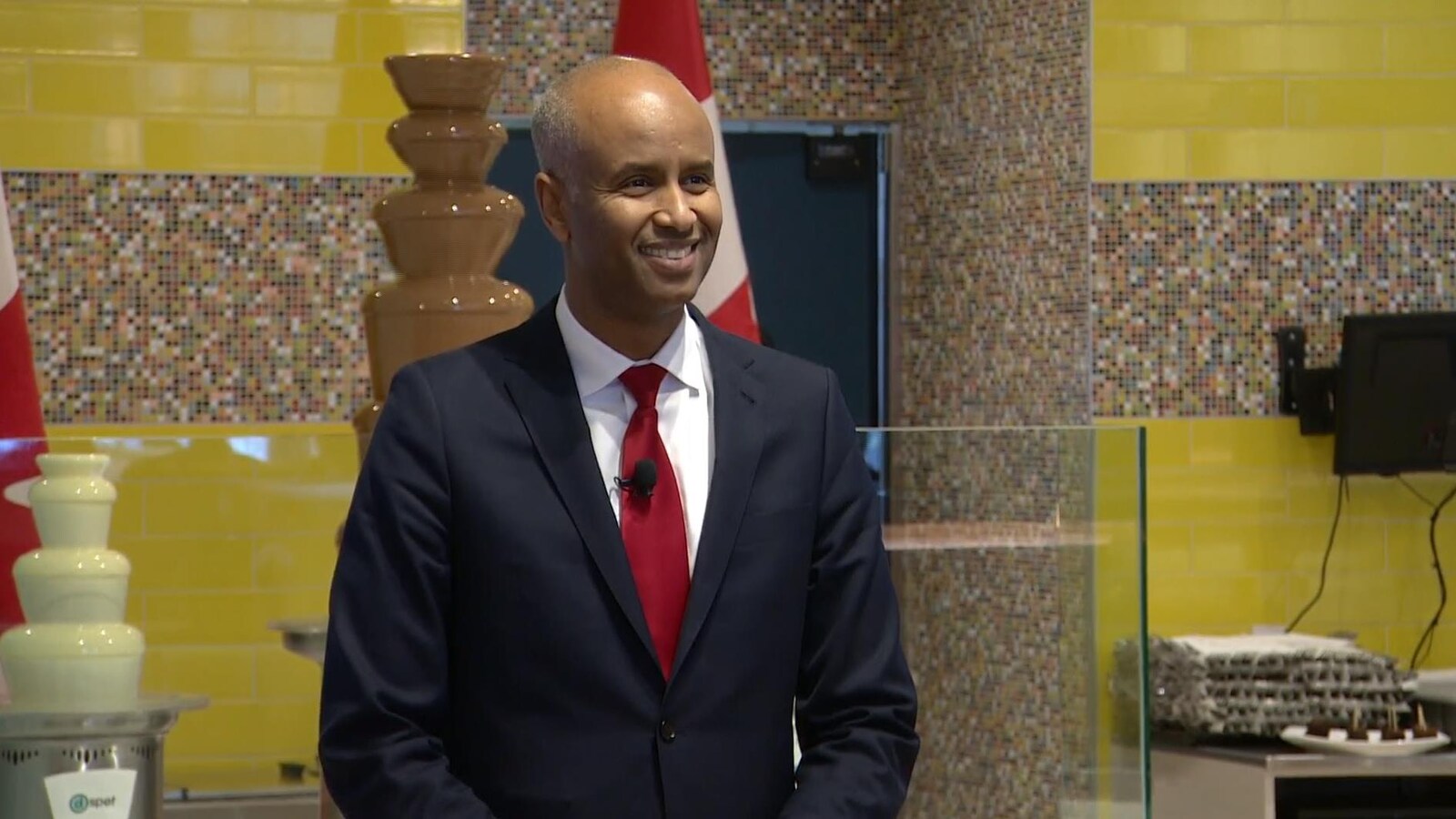 Plan moyen d'Ahmed Hussen, qui sourit.