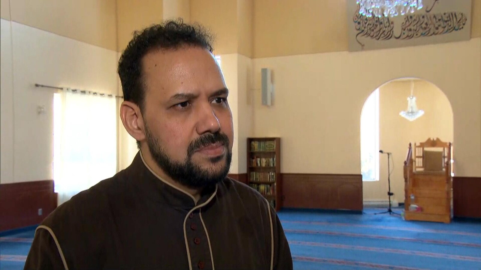 Ahmed Limame en entrevue dans la salle de prière de la mosquée.