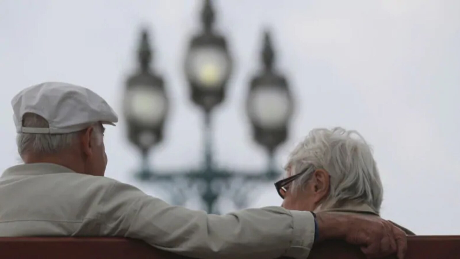 Deux aînés, de dos, assis sur un banc.
