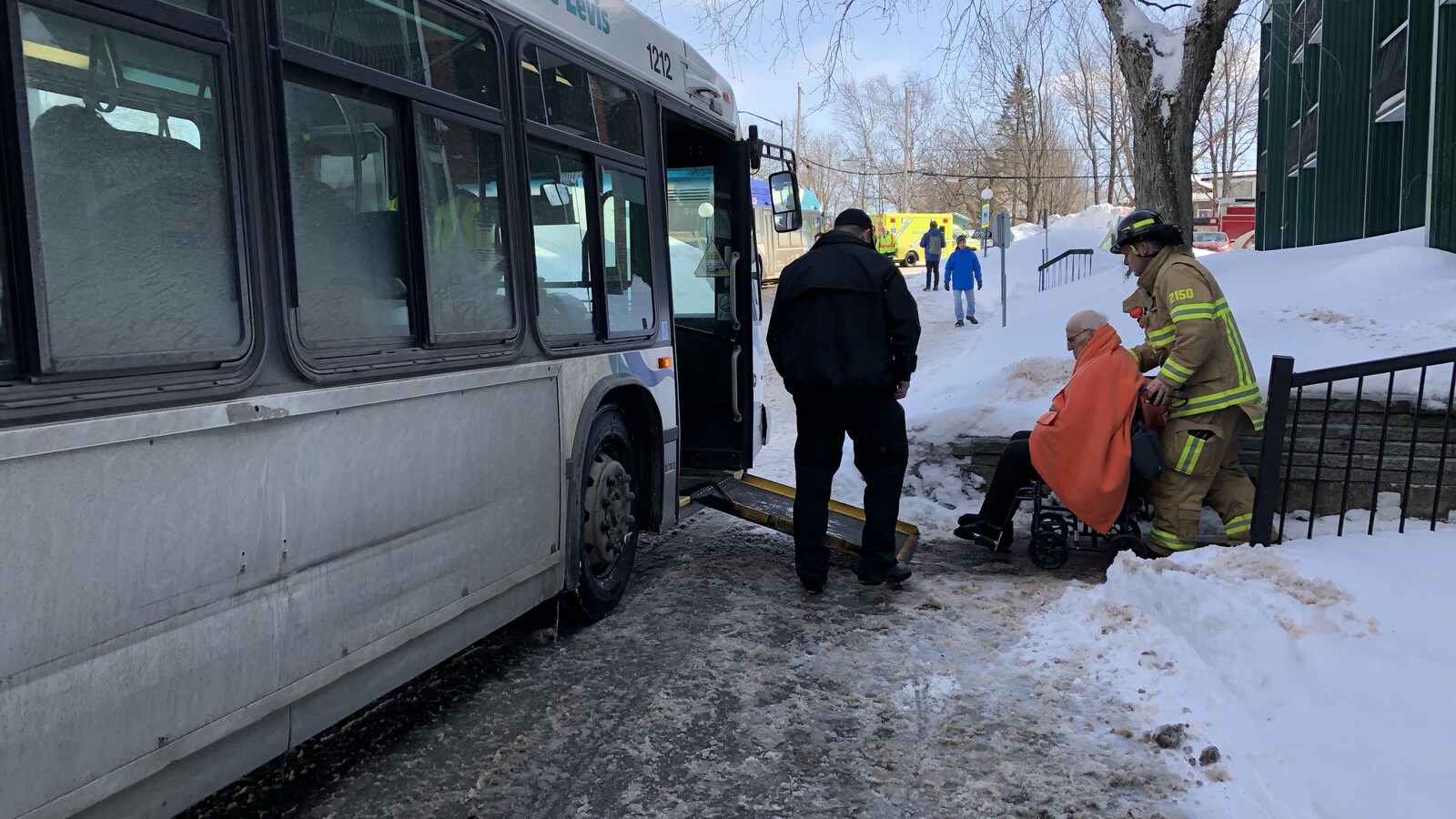 Des locataires d'une résidence pour personnes âgées ont été évacués vendredi, pour permettre le déneigement du toit.