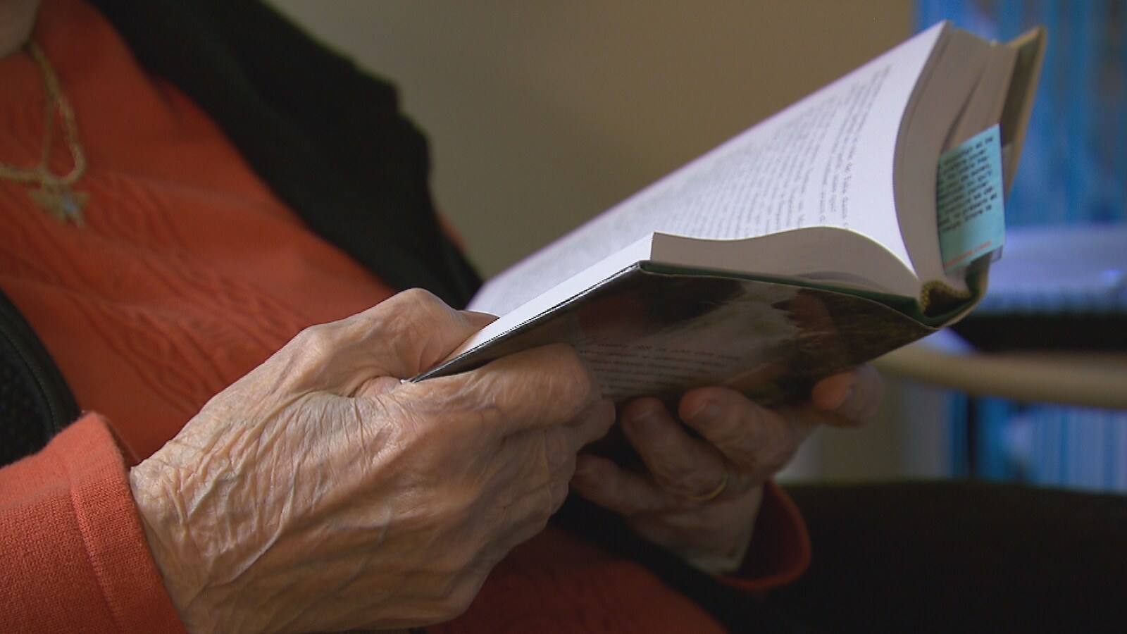 Une aînée lit un livre.