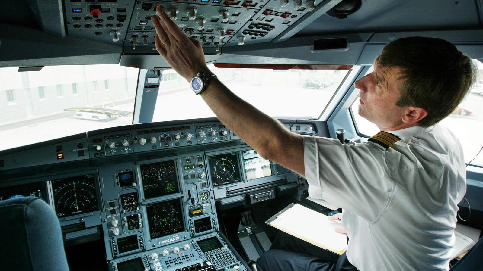 Un pilote d’Air Canada, dans la cabine de pilotage d’un Airbus A340-600, se prépare pour le départ d’un vol à l’aéroport Montréal-Trudeau.
