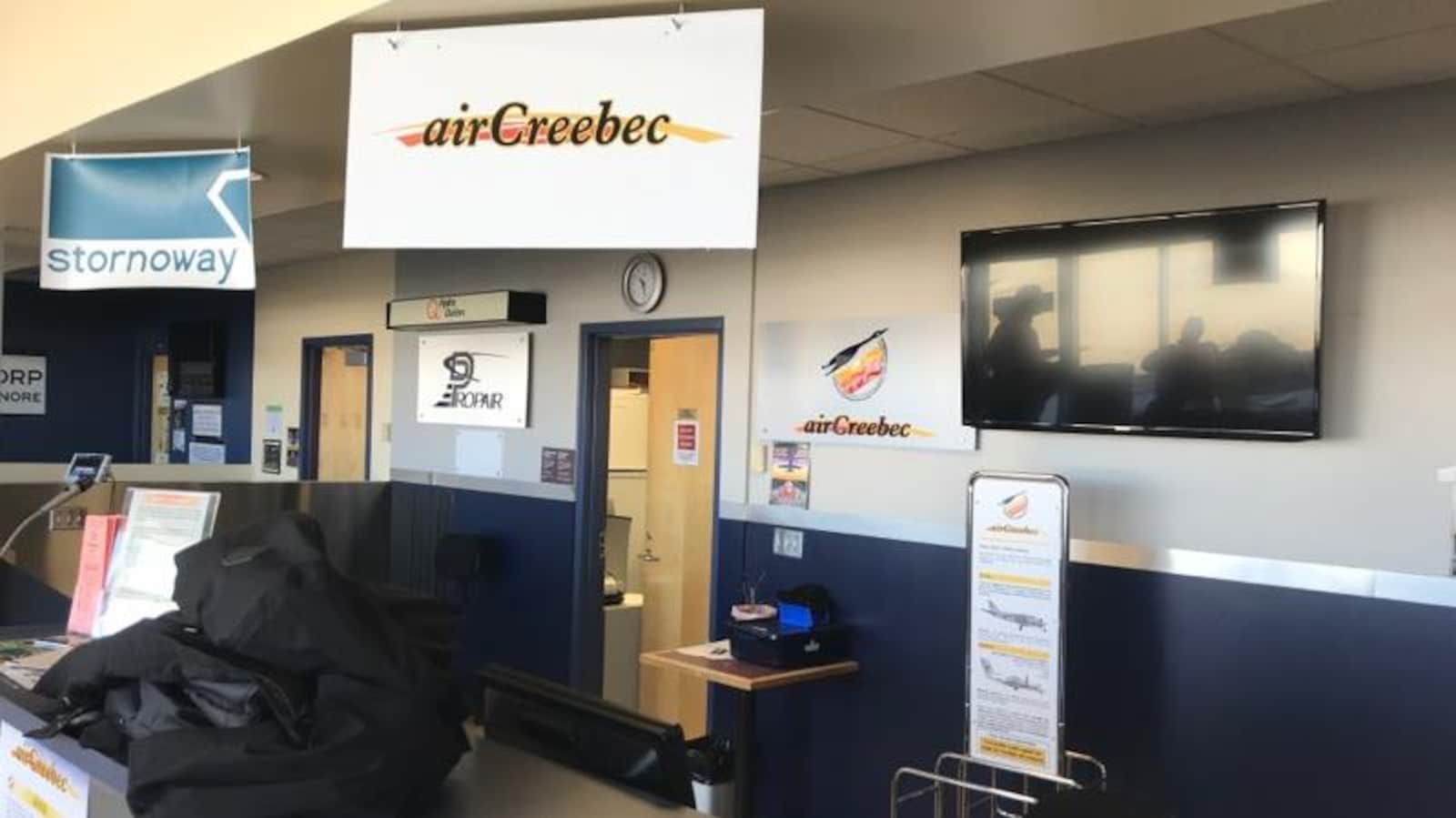 Le comptoir d'Air Creebec est identifié à l'aide de pancartes.