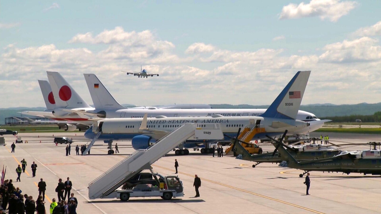 Des avions appartenant aux gouvernements des États-Unis, de l'Allemagne et du Japon sur le tarmac de Bagotville