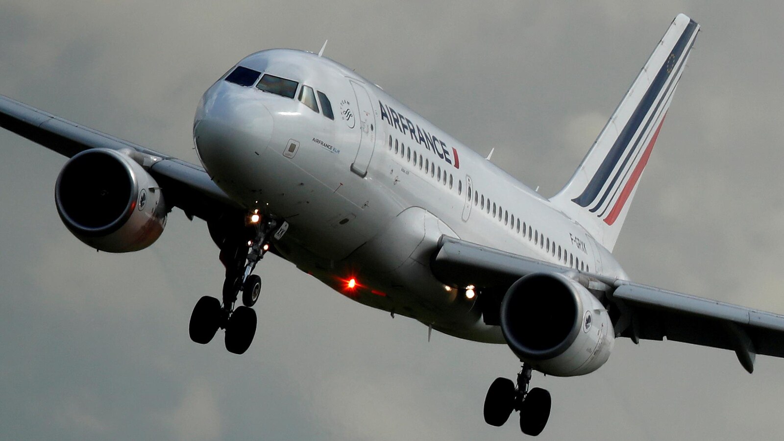 Un avion en vol.