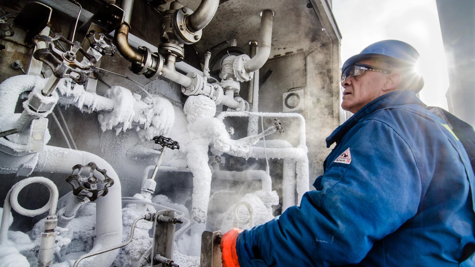 Un employé de l'usine d'Air Liquide Canada à Bécancour travaille à l'extérieur.