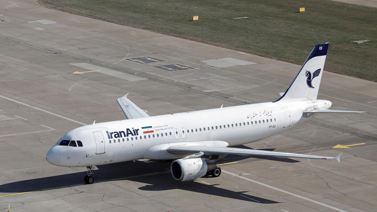 Un Airbus A320 aux couleurs d'IranAir sur une piste d'atterrissage.