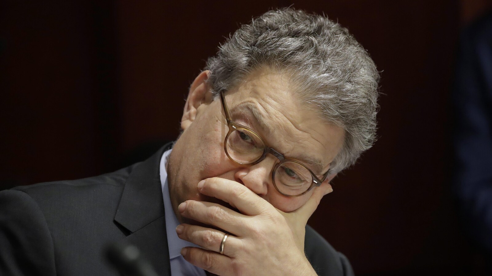 Le sénateur démocrate Al Franken s'est excusé à Leeann Tweeden et s'est dit dégoûté par ses propres gestes.