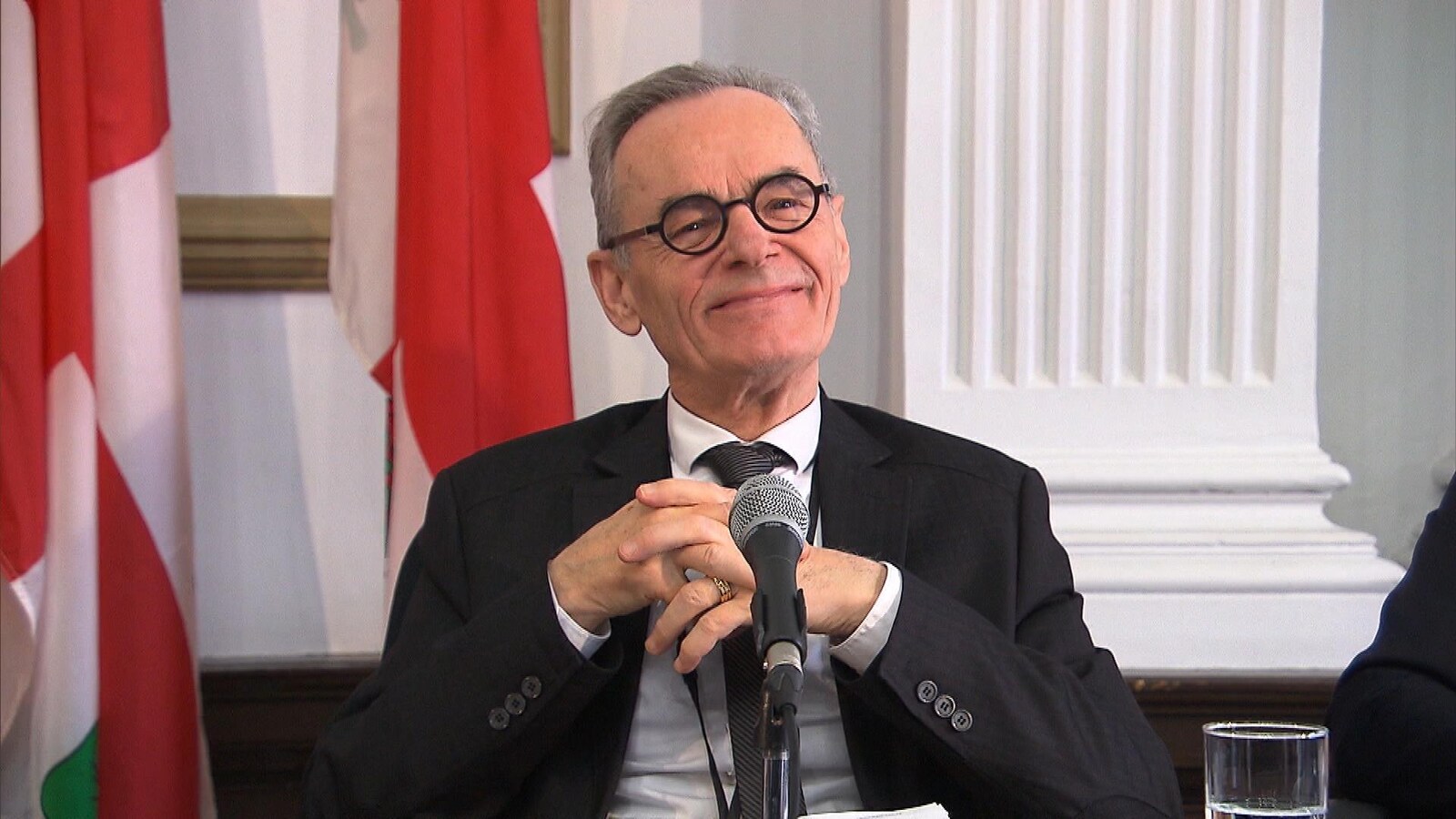 Le DG, souriant, lors d'une conférence de presse.