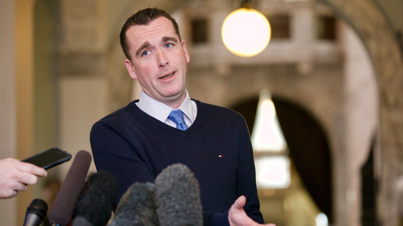 Alan Mullen s'adresse à la presse devant la bibliothèque de l'Assemblée législative de la Colombie-Britannique.