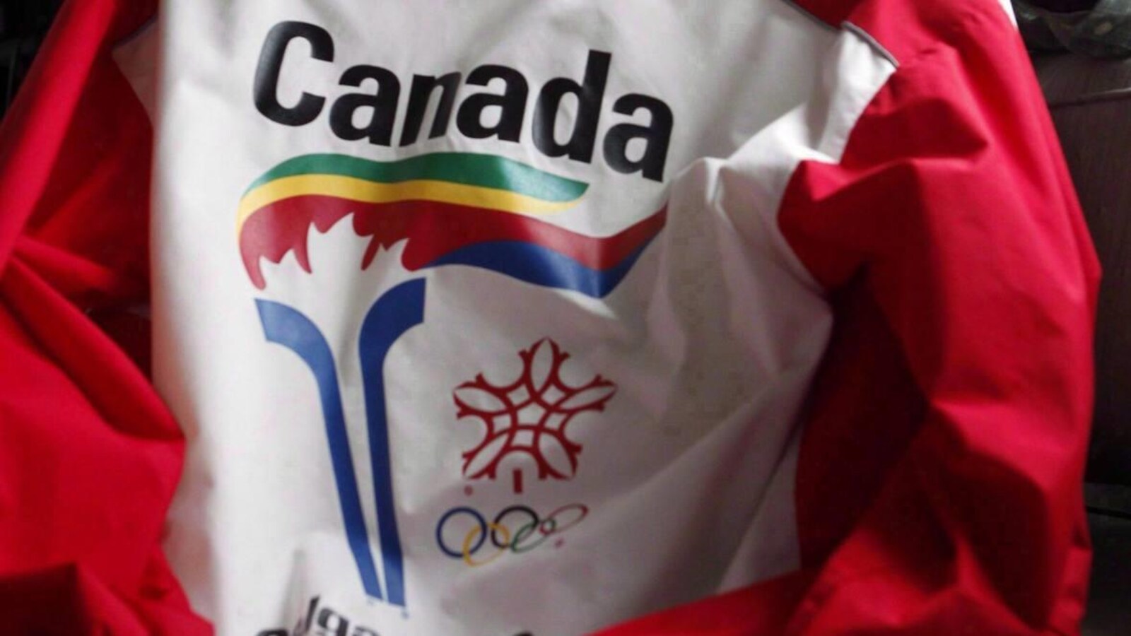 Le logo la flamme olympique sur un chandail promotionnel des Jeux olympiques de 1988.