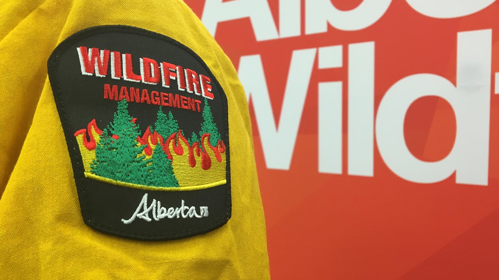 L'uniforme d'un fonctionnaire de l'agence albertaine de lutte contre les feux de forêt.