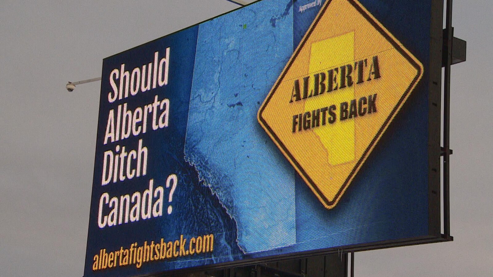 Un panneau publicitaire qui fait la promotion d'une Alberta indépendante.