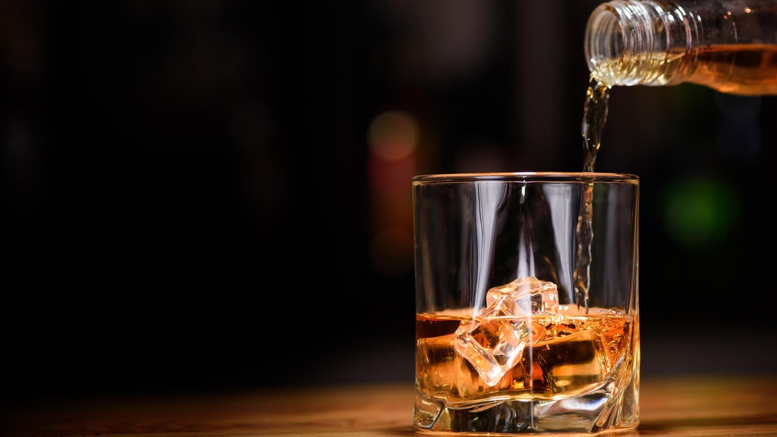 Verre de whisky avec des glaçons.