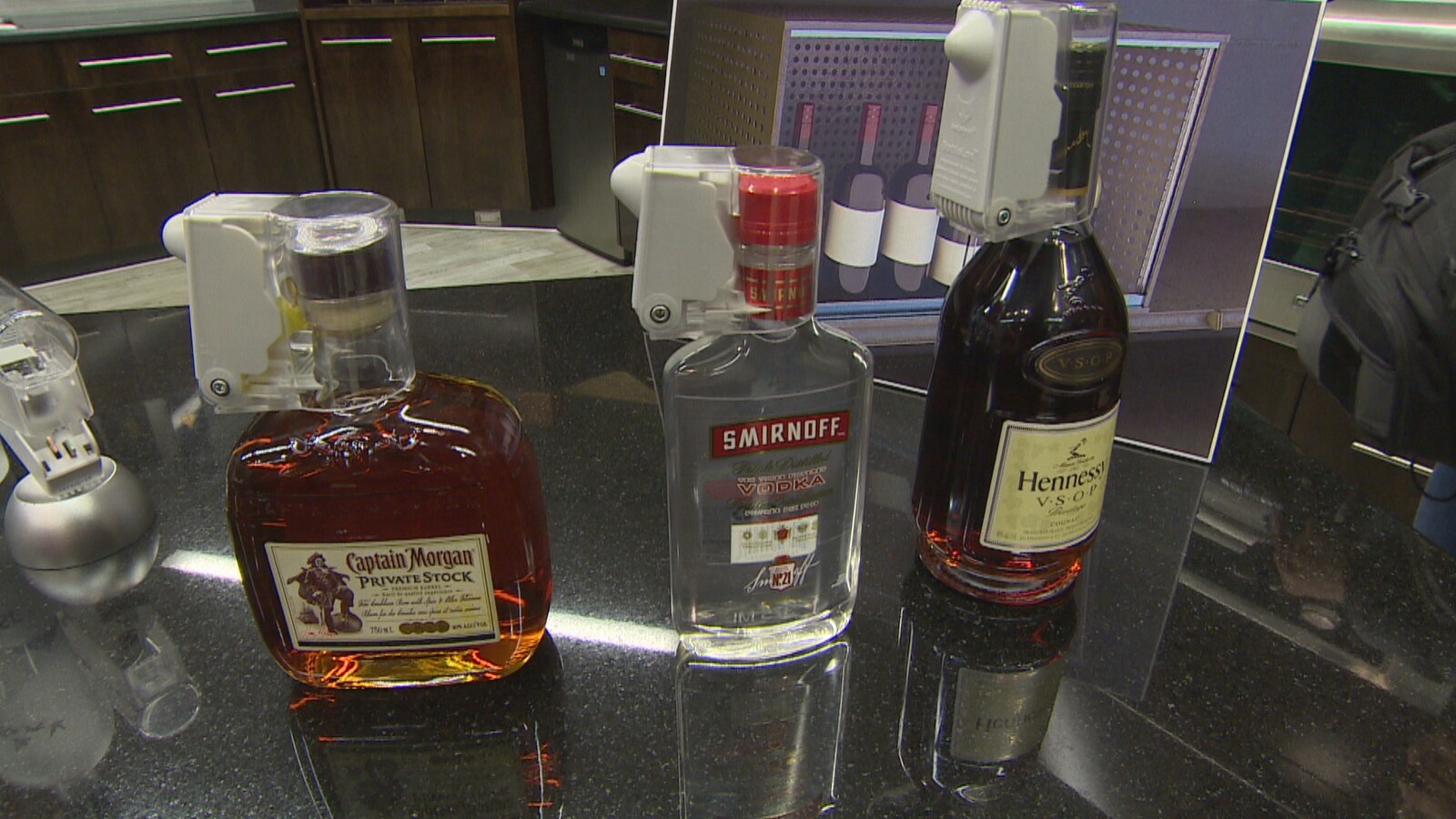 Des bouteilles d'alcool équipées de verrous de sécurité.