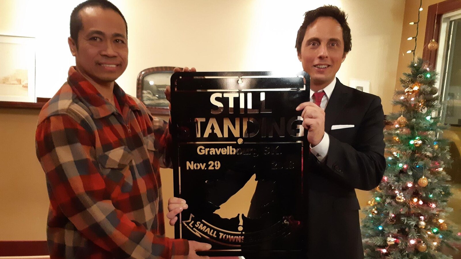 Aldeneil Espanola et Jonny Harris tenant la plaque.