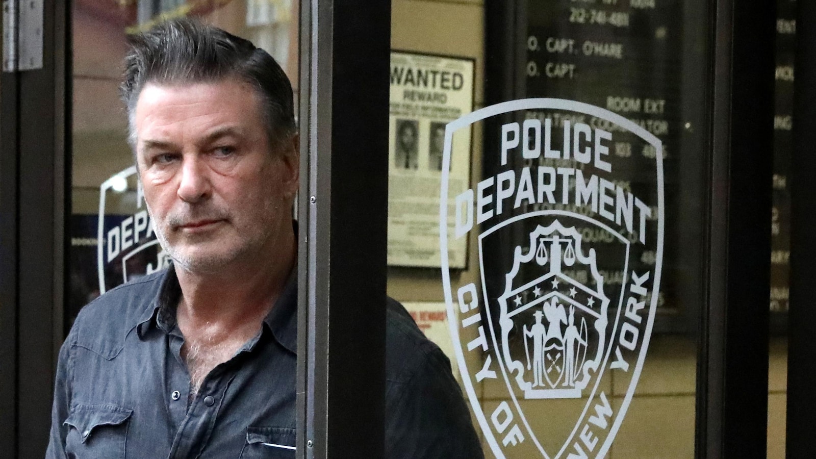 L'acteur Alec Baldwin sortant d'un poste de police de New York, le 2 novembre 2018.