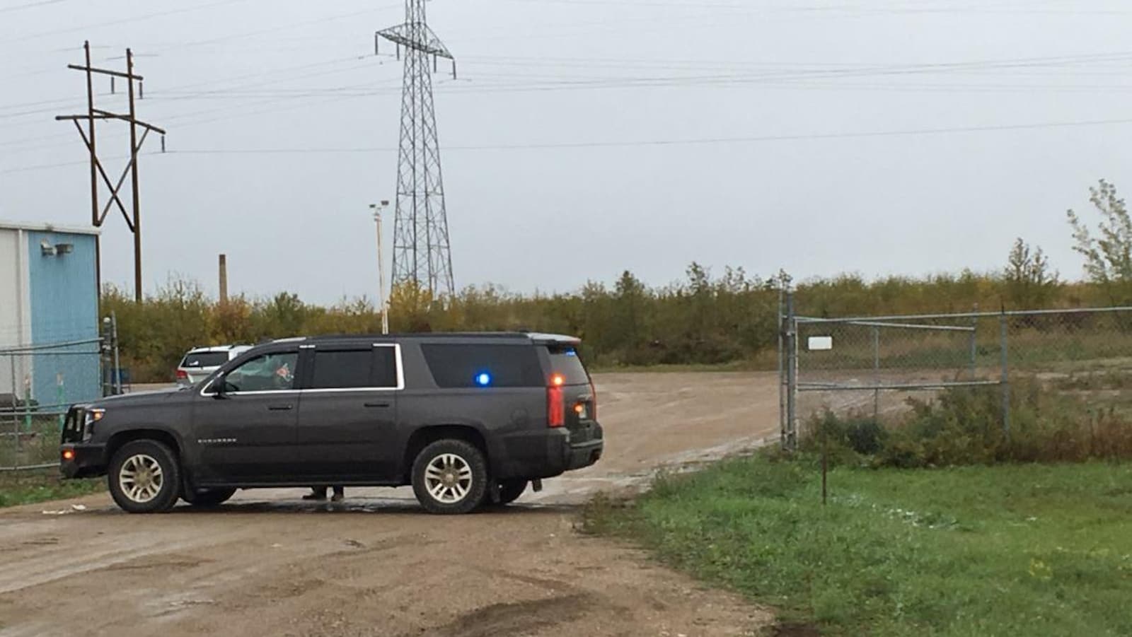 Un véhicule de police dans une zone industrielle.