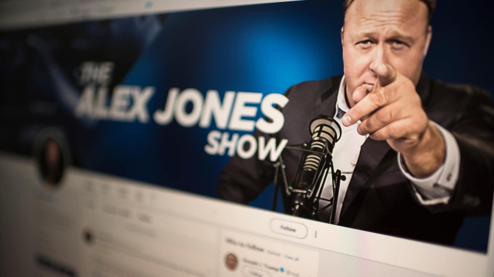 La photo montre le compte Twitter d'Alex Jones.