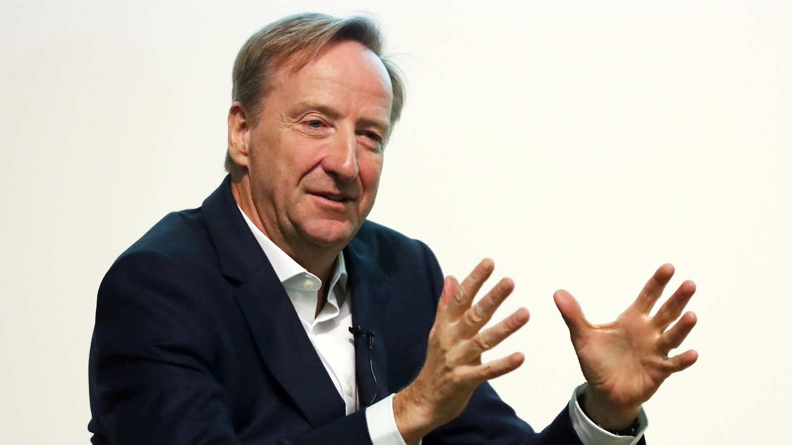 Le chef du MI6 Alex Younger lance un avertissement à la Russie