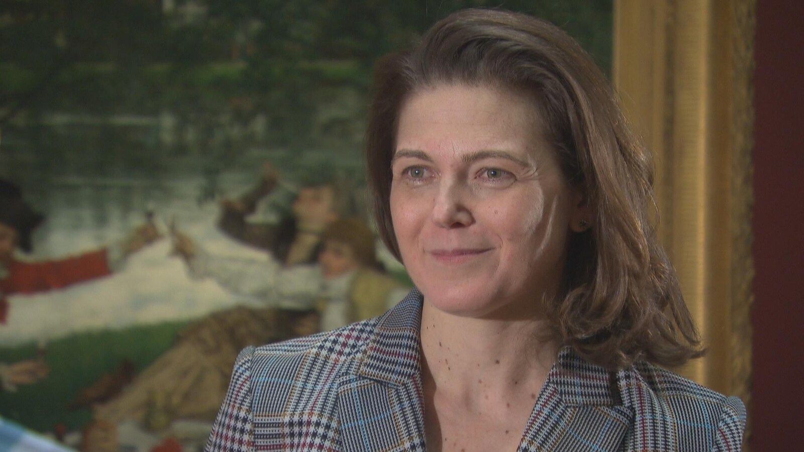 Alexandra Suda devant un tableau dans une salle d'exposition du Musée des beaux-arts du Canada.