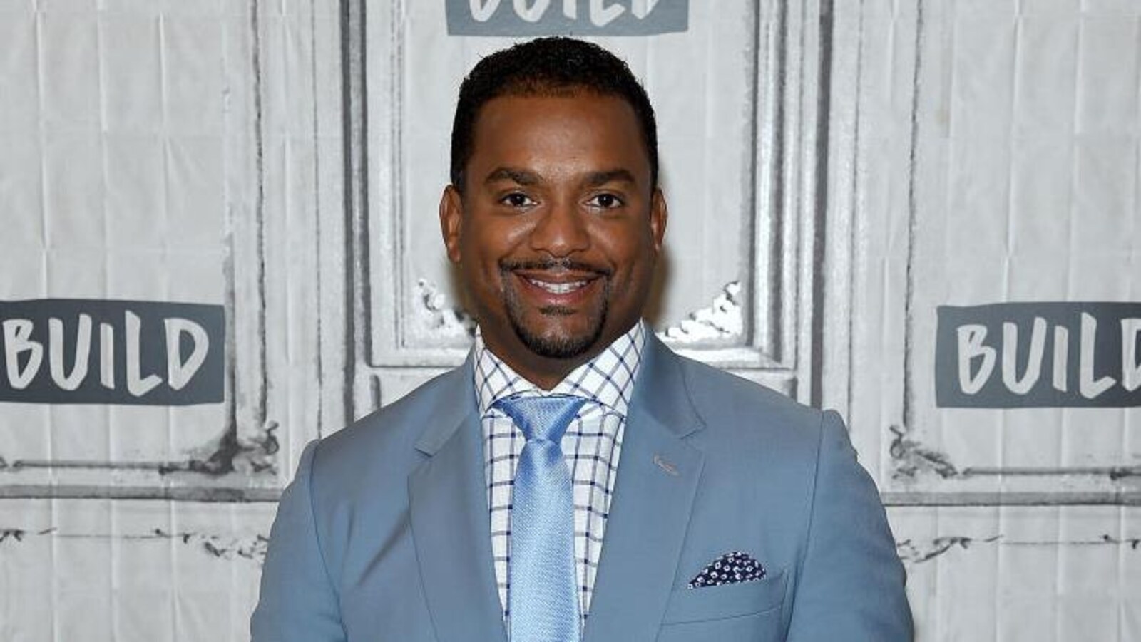 Portrait d'Alfonso Ribeiro en costume bleu ciel.