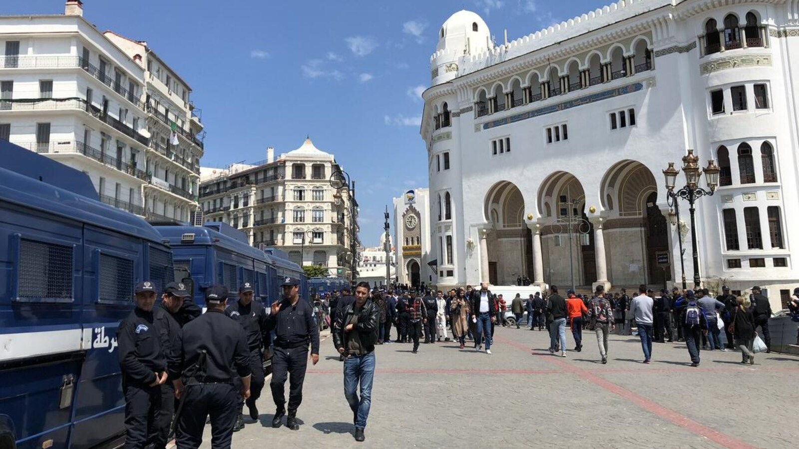 Plusieurs camions de police sont stationnés devant la Grand Poste pendant la journée à Alger.