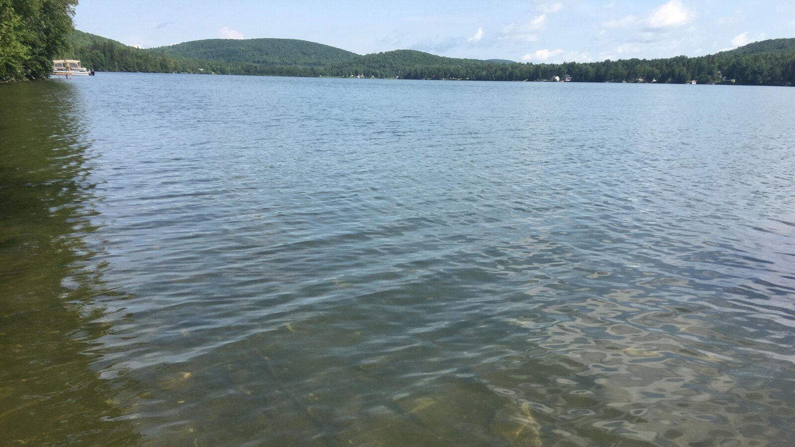 Le lac Unique, vu de la berge.