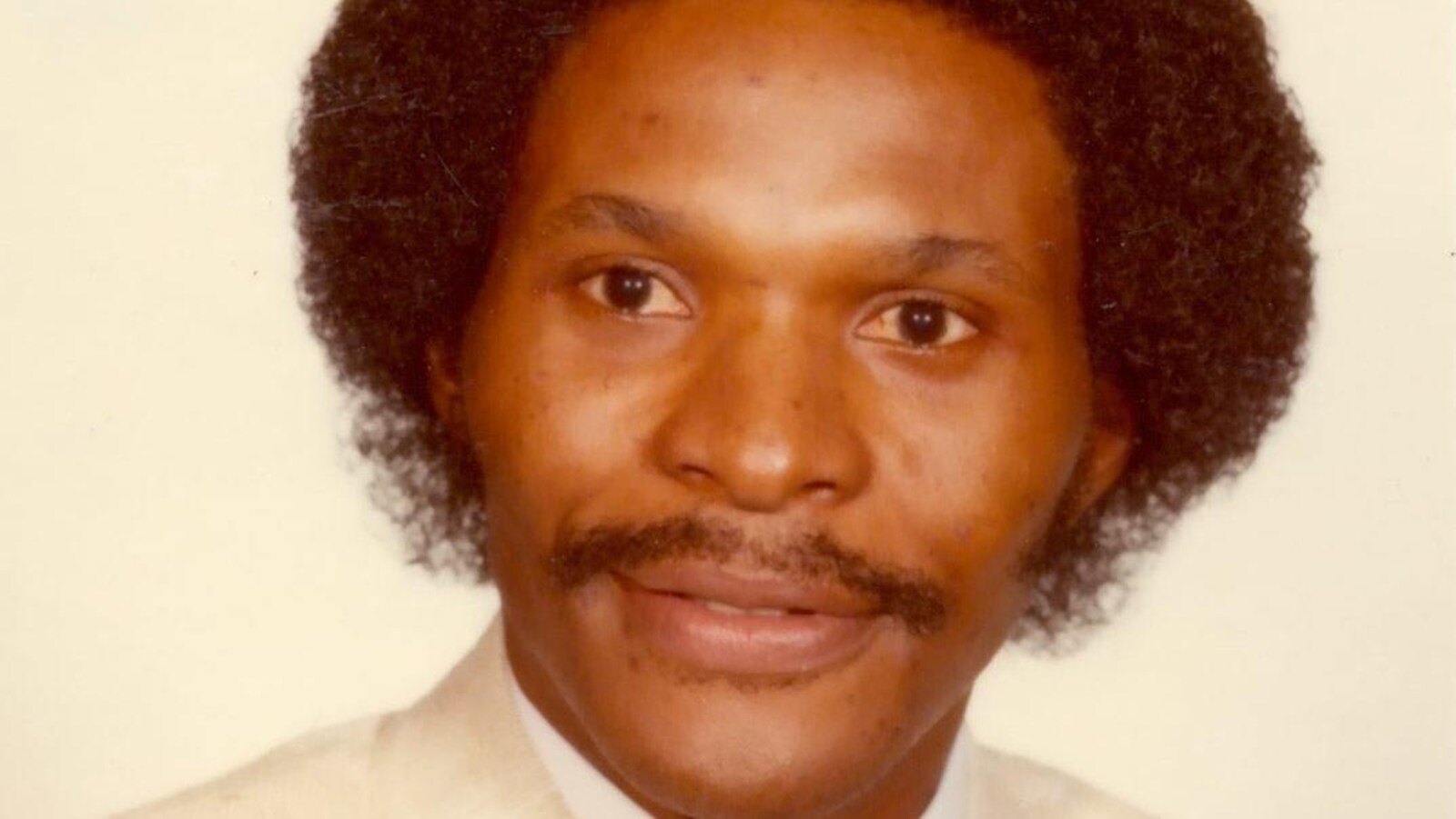 Photo d'un homme noir avec une moustache et un afro