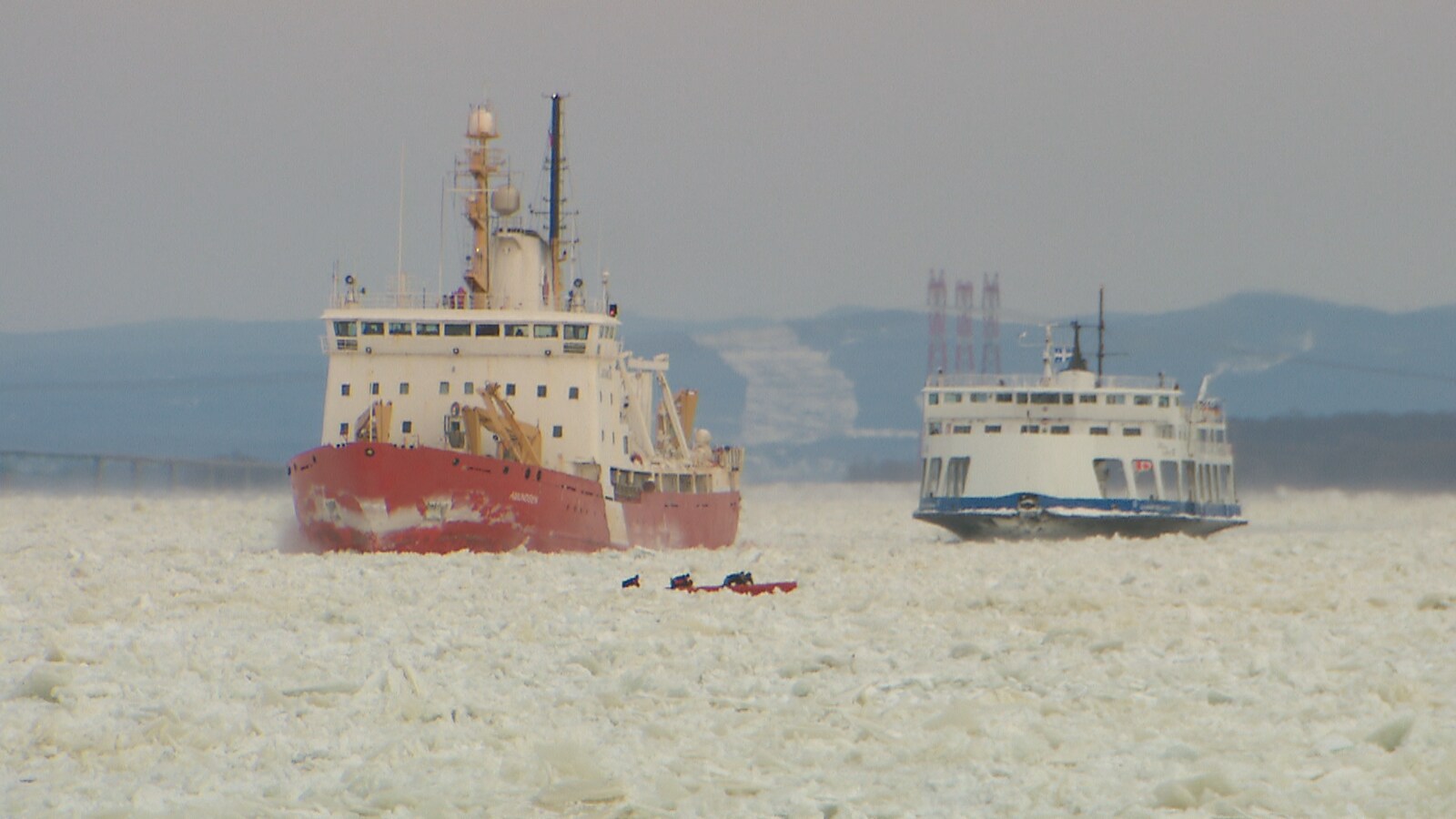 Le brise-glace NGCC Amundsen a porté secours au NM Alphonse-Desjardins.