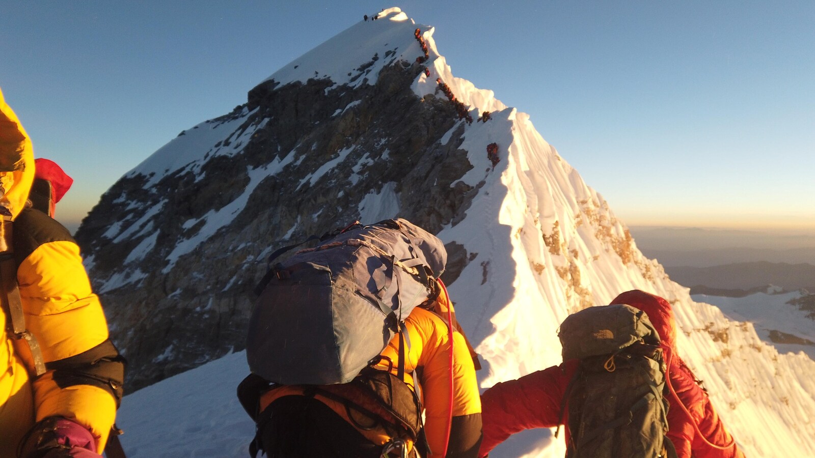 Des alpinistes entament la route vers le sommet du mont Everest.