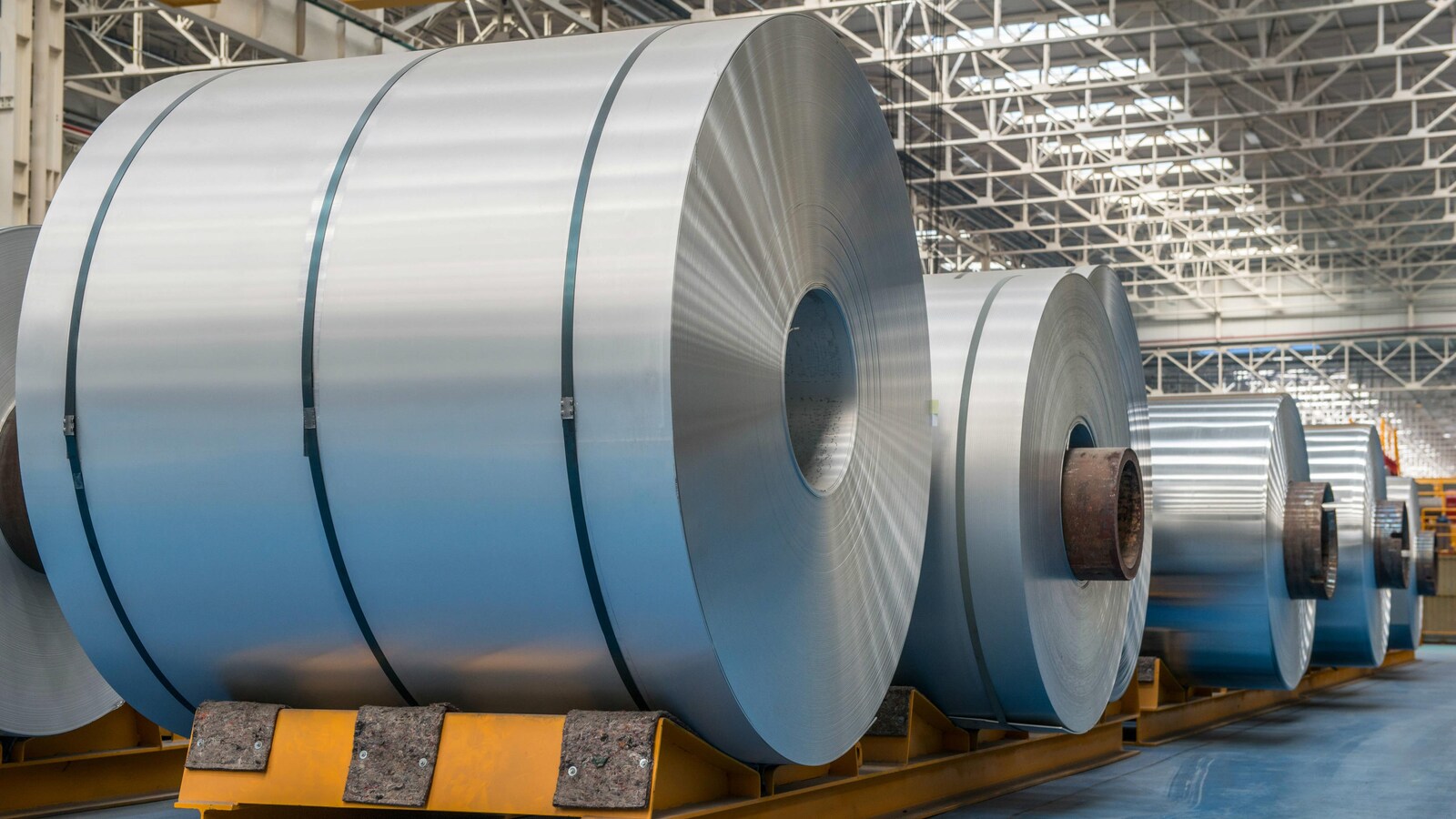 Des rouleaux d'aluminium dans une usine.
