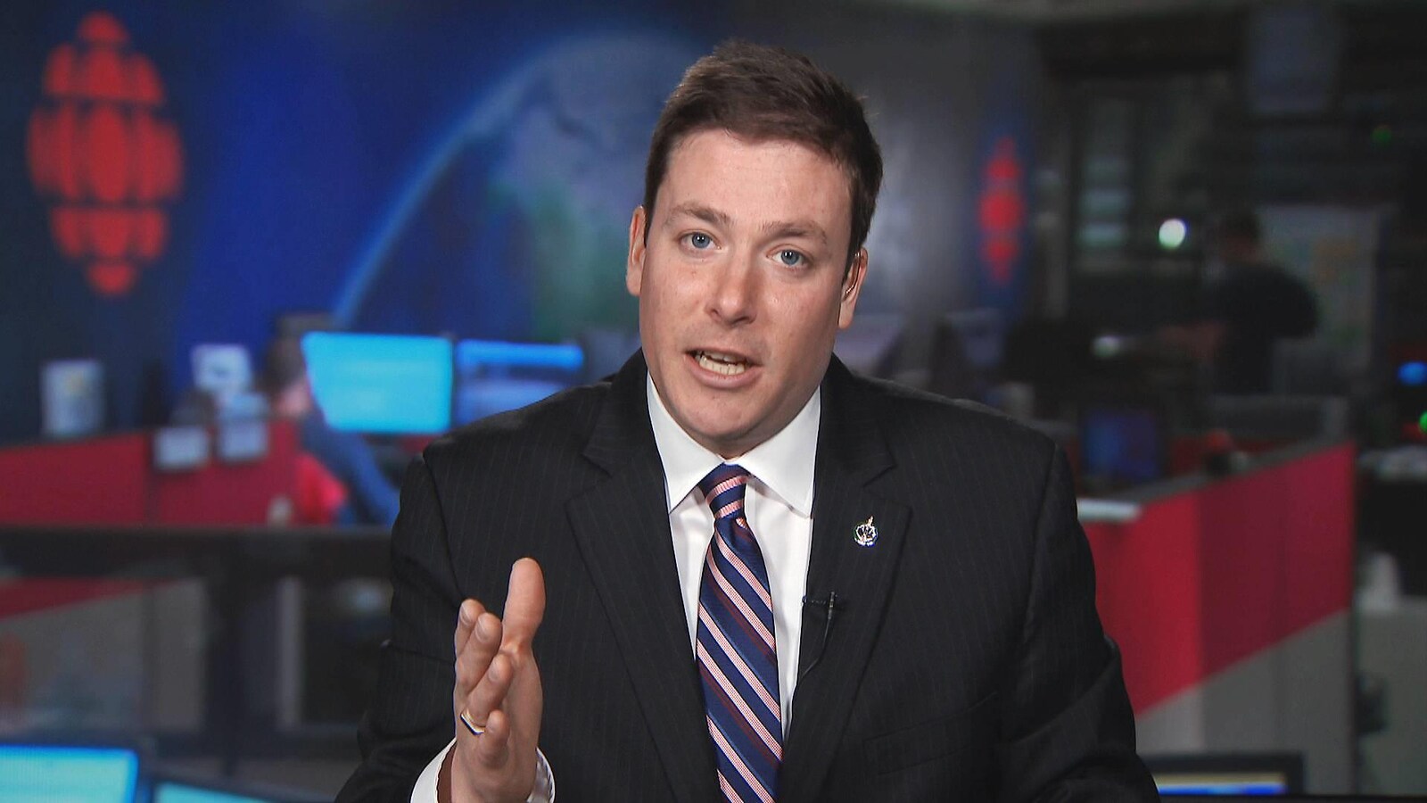 Le député Alupa Clarke en entrevue dans les studios de Radio-Canada en 2019.