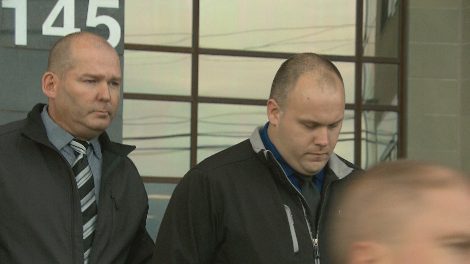 Une photo des deux agents correctionnels accusés.