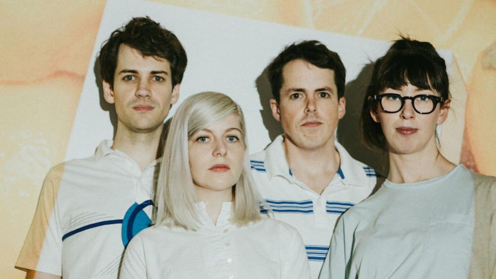 Les quatre membres du groupe posent pour la photo promotionnelle.