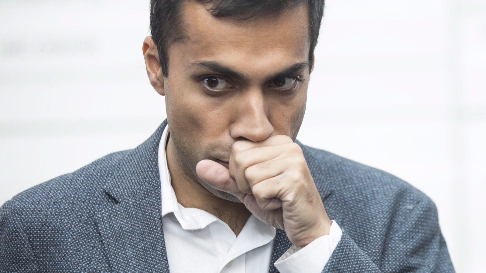 Un homme.