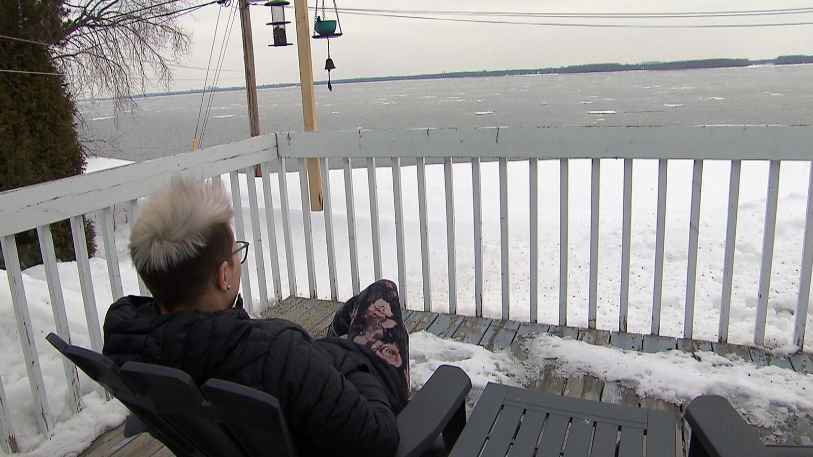 Alyson Beauchesne-Lévesque qui regarde le fleuve St-Laurent de son balcon