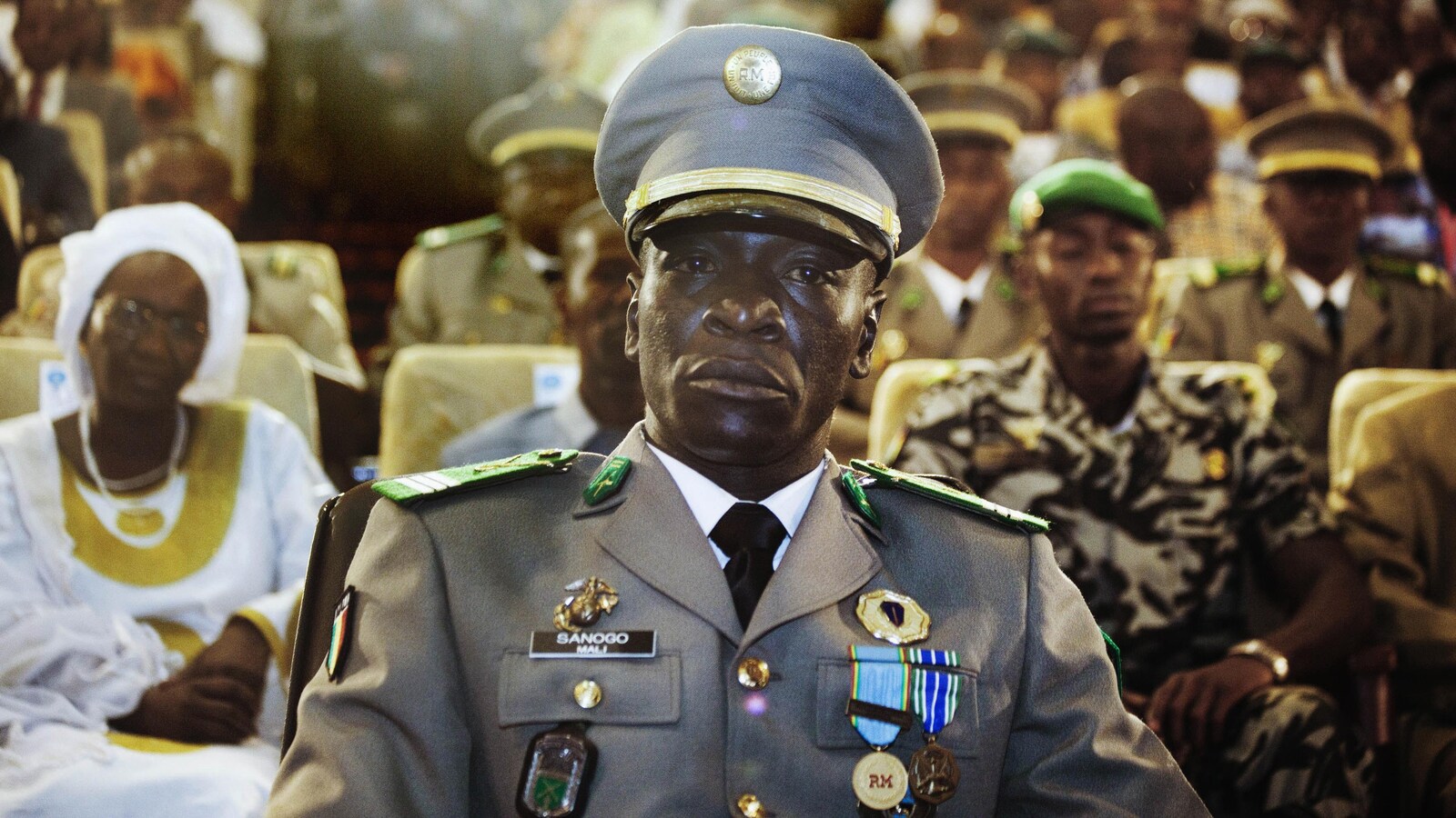 Plan moyen du capitaine Sanogo en uniforme de cérémonie.