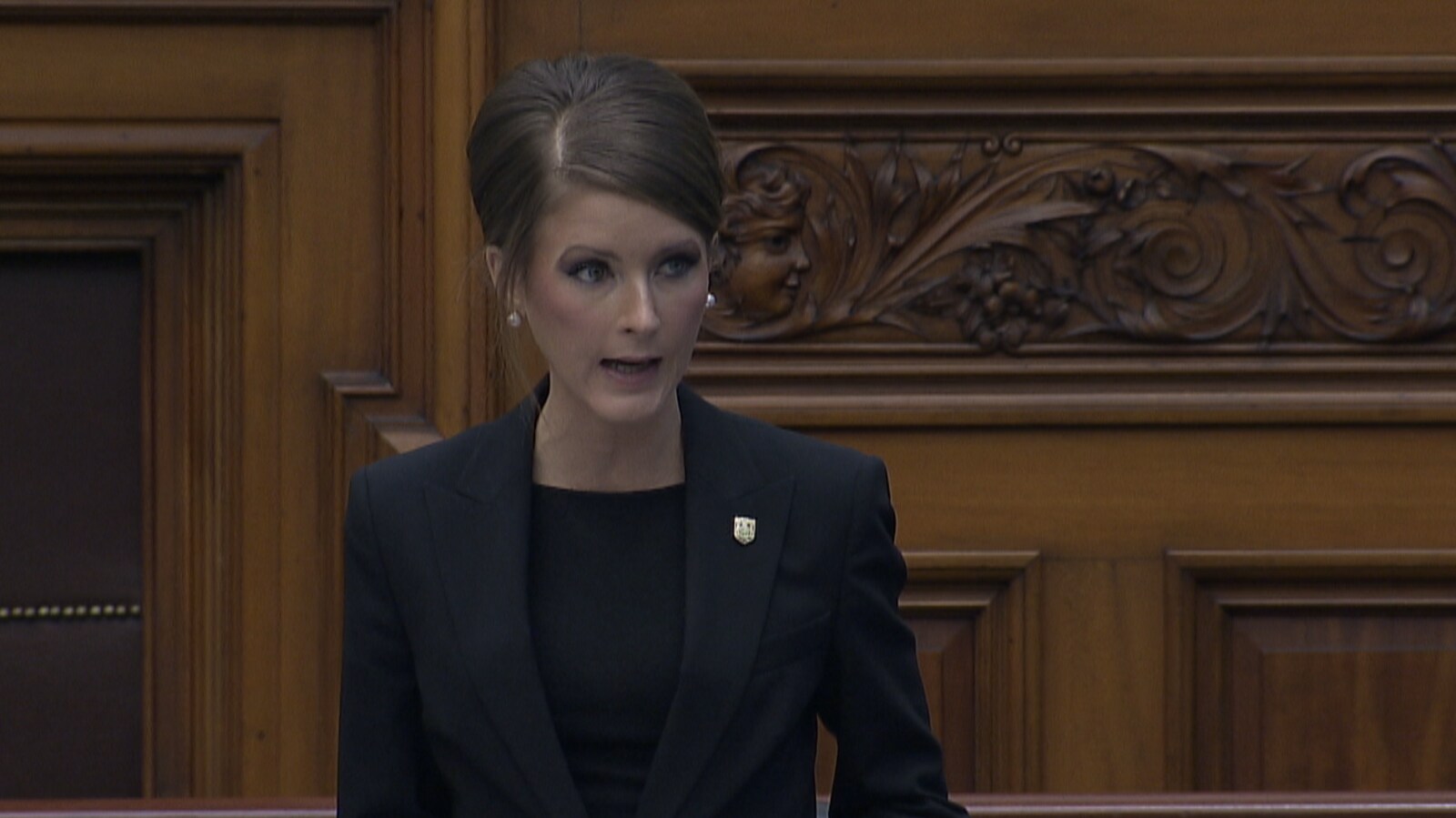 La députée debout qui parle en Chambre.